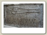 De Memento-mori-steen die in vroeger tijd het knekelhuis sierde op het kerkhof van de kerk.