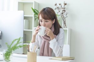 Vrouw Drinkt Koud Ziek