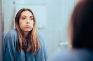 Vrouw Onzeker Spiegel Psyche