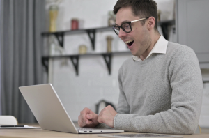 man-laptop-blij