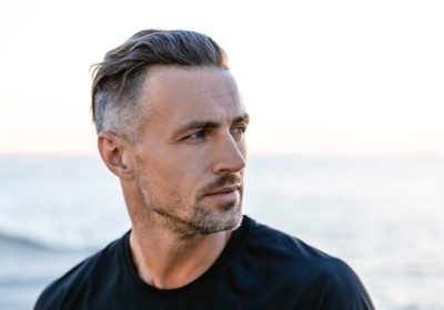 5 Natuurlijke manieren om  Grijs haar bij Mannen tegen te gaan